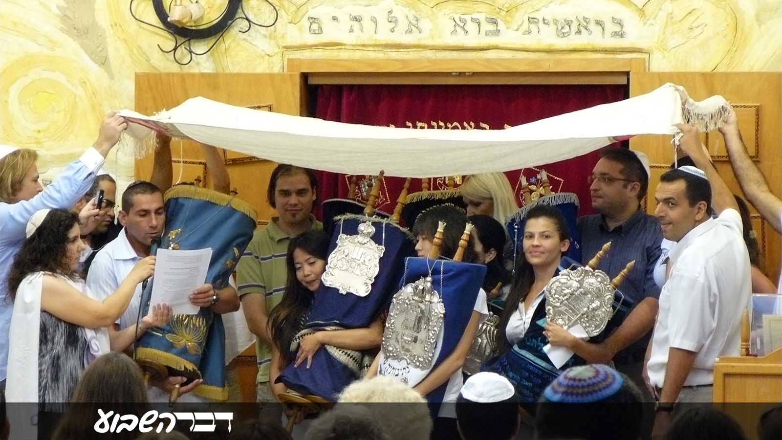 טקס סיום גיור בבית הכנסת (תמונה באדיבות המרואיינת)