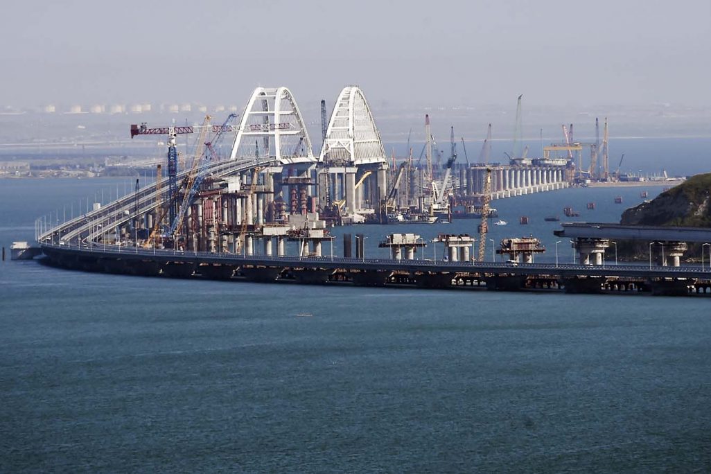 מבט על הגשר החדש החוצה את מיצרי קרץ' ומחבר את רוסיה אל חצי-האי קרים (AP Photo)