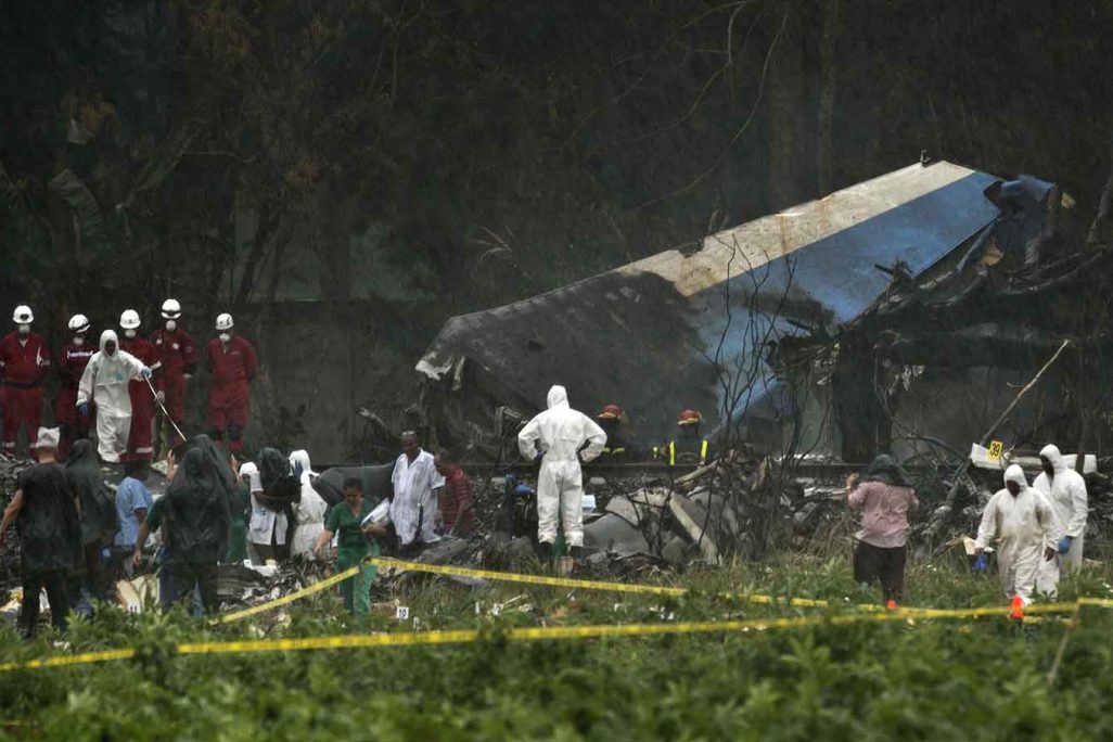 כוחות חילוץ מחפשים ניצולים בזירת התרסקות המטוס בקובה (AP Photo/Ramon Espinosa)