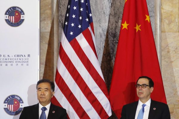 שר האוצר האמריקאי מנוחין בפגישה עם סגן ראש ממשלת סין בנושאי היחסים הכלכליים בין ארה"ב לסין. יולי 2017 (AP Photo/Jacquelyn Martin)