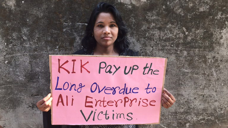 הקמפיין בדרישה מהמותג KIK לפצות את קורבנות השריפה במפעל עלי אנרטפרייז ומשפחותיהם. (קרדיט: Clean Clothes Campaign)