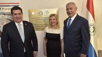 ראש הממשלה נתניהו ונשיא פרגוואי קארטס בעת הסרת הלוט בטקס פתיחת שגרירות פרגוואי בירושלים (שלומי אמסלם \ דוברות משרד החוץ)