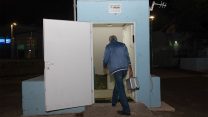 אדם פותח מקלט ברמת הגולן בעקבות המתיחות בגבול עם סוריה. 8 במאי 2018 (צילום: באסל עווידת/ פלאש90)