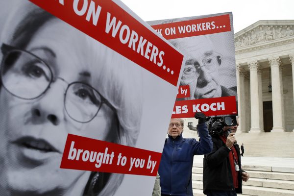הפגנת עובדים מול בית המשפט העליון בארה״ב (צילום: AP Photo/Jacquelyn Martin).