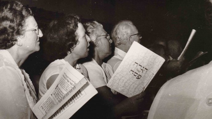 Seder Pesach Yagor, 1962. Participants recite the Yagur Haggadah from 1958, written and illustrated by Shlomo Kantor (Photo: Kibbutz Yagur Archive)