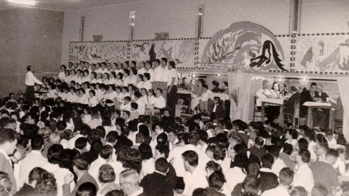 Passover in the Yagur dining room, 1961. Conductor Shmuel HaCohen. Decoration by Shlomo Kantor. (Anchor photo courtesy of Yagur Archive)
