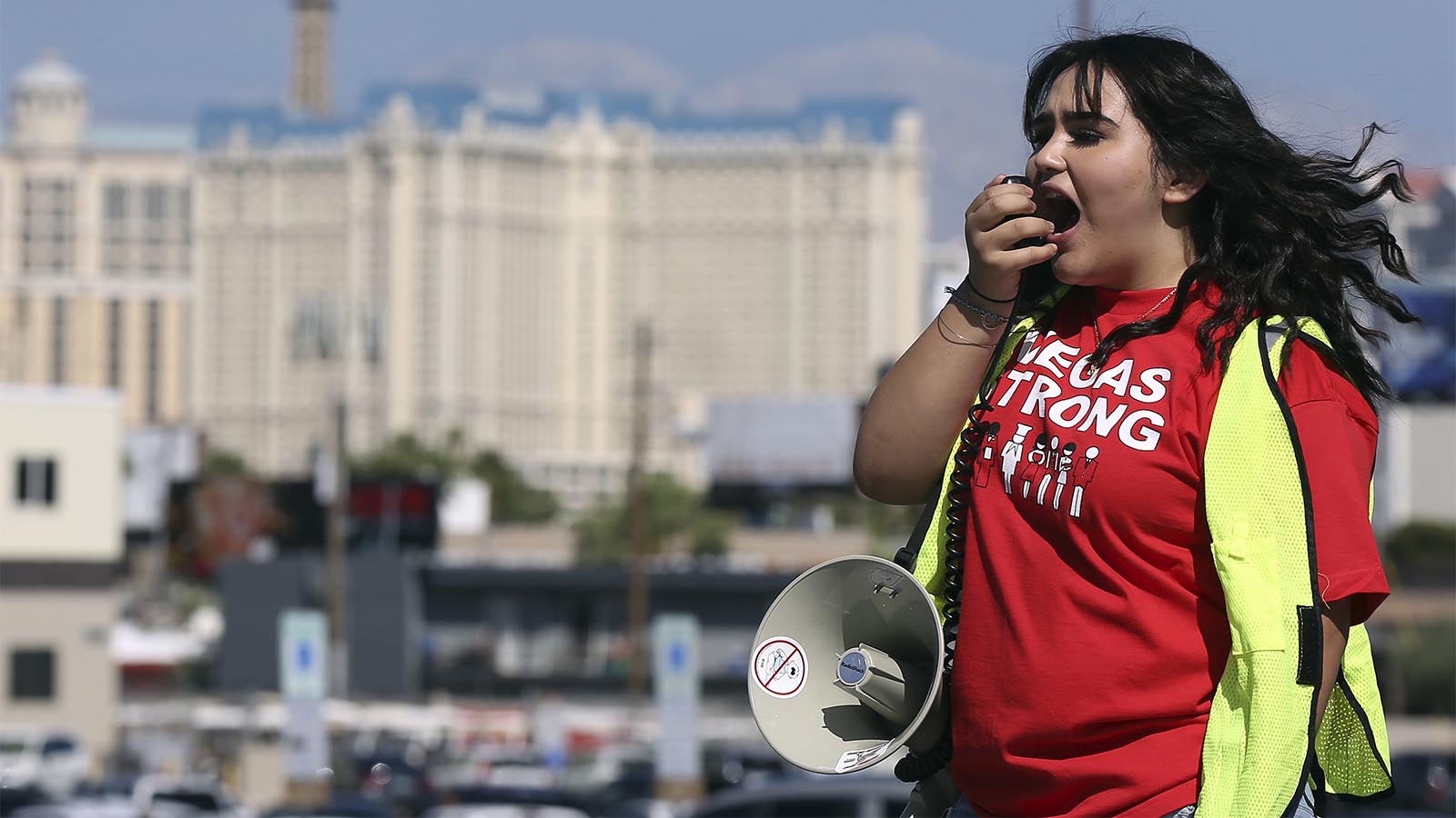 מתנדבת מהאיגוד קוראת לעובדים לבוא ולהצביע בעד השביתה (AP Photo/Isaac Brekken)