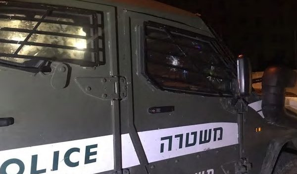 הרכב שנפגע בניסיון הפיגוע (צילום: דוברות המשטרה).