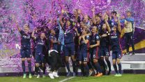 קבוצת Olympique Lyonnais בזכייתן בליגת אלופות UFEA (צילום: AP Photo/Efrem Lukatsky).