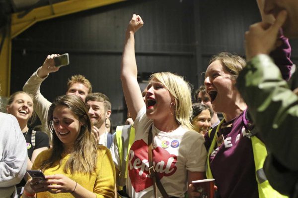 נשים ממחנה ה'כן' במשאל העם באירלנד חוגגות עם היוודע התוצאות בקלפיות. 26 במאי (AP Photo/Peter Morrison)