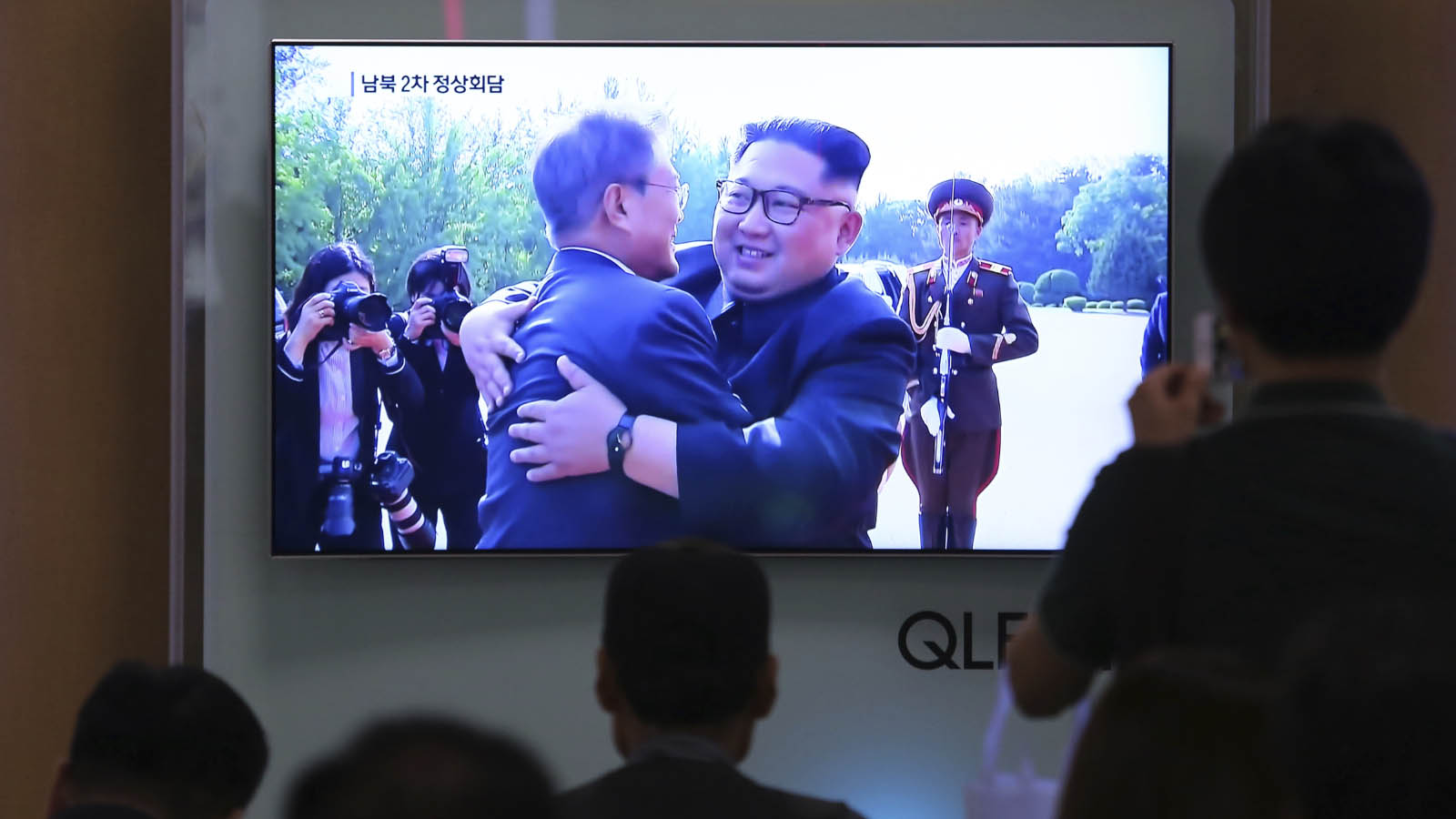 אנשים צופים בטלווזיה בפגישה של מנהיגי קוריאה הצפונית והדרומית באזור המפורז בין המדינות. 26 במאי (AP Photo/Ahn Young-joon)
