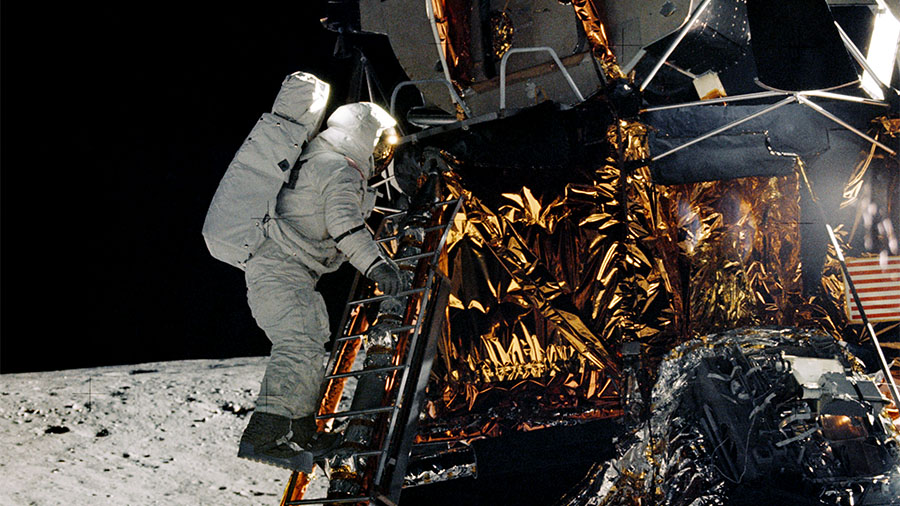 אלן בין יורד מרכב החלל אל הירח במהלך משימת אפולו 12 (צילום: NASA).