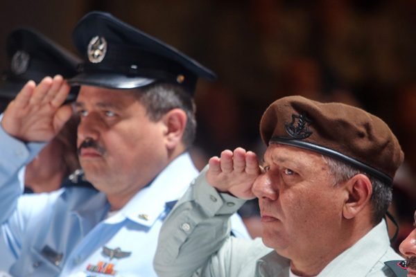 מפכ"ל המשטרה, רוני אלשיך והרמטכ"ל גדי אייזנקוט בטקס הנחת דגל הלאום בהר הרצל (צילום: פלאש 90).
