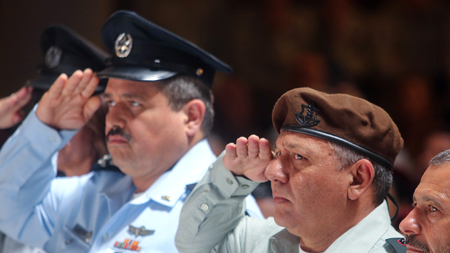 מפכ"ל המשטרה, רוני אלשיך והרמטכ"ל גדי אייזנקוט בטקס הנחת דגל הלאום בהר הרצל (צילום: פלאש 90).