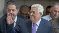יו״ר הרשות הפלסטינית מחמוד עבאס בשחרורו מבית החולים ברמאללה, 28.5.18 (צילום: AP Photo/Nasser Nasser).
