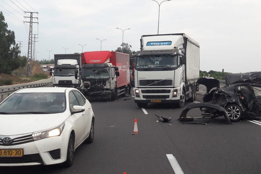 זירת התאונה בכביש החוף. 28 במאי (צילום: דוברות מד"א)
