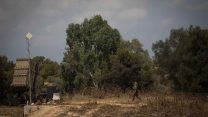 חייל בעמדת כיפת ברזל בעוטף עזה (יונתן זינדל  פלאש90)