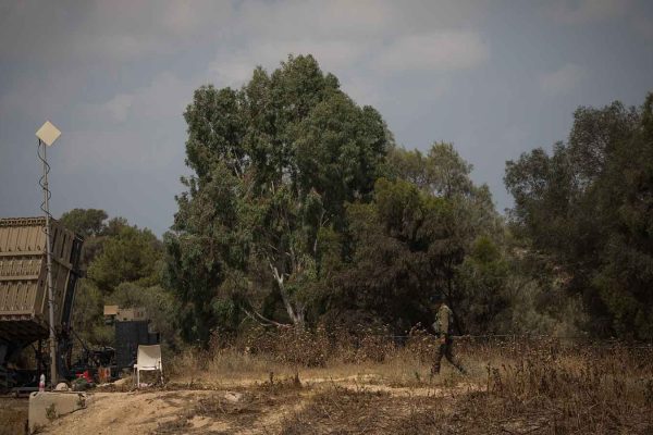 חייל בעמדת כיפת ברזל בעוטף עזה (יונתן זינדל  פלאש90)