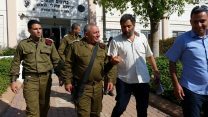 צילום מסיום הערכת המצב בין הרמטכ"ל ואלוף הפיקוד לראשי הרשויות. אלון דוידי, יאיר פרג'ון ורא"ל גדי אייזנקוט (צילום: עיריית שדרות)