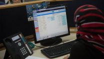 שירות לקוחות של חברת בזק. צילום ארכיון למצולמת אין קשר לכתבה (צילום: מרים אלטשר/ פלאש90)