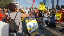 הפגנת הנכים והקשישים בצומת עזריאלי  להעלאת קצבאות הזקנה, מאי 2018 (צילום ארכיון: טל כרמון)
