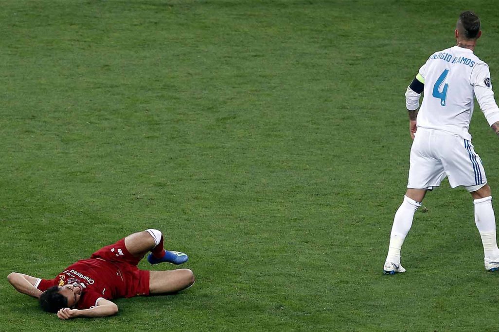 חלוץ ליברפול מוחמד סאלח פצוע על הרצפה וסרחיו רמוס מתרחק לאחר שפגע בו בגמר ליגת האלופות. 26 במאי (AP Photo/Darko Vojinovic)