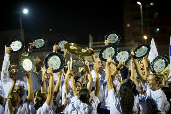 שחקניות מ.ס. קרית גת חוגגות את הזכייה באליפות (ההתאחדות לכדורגל בישראל)