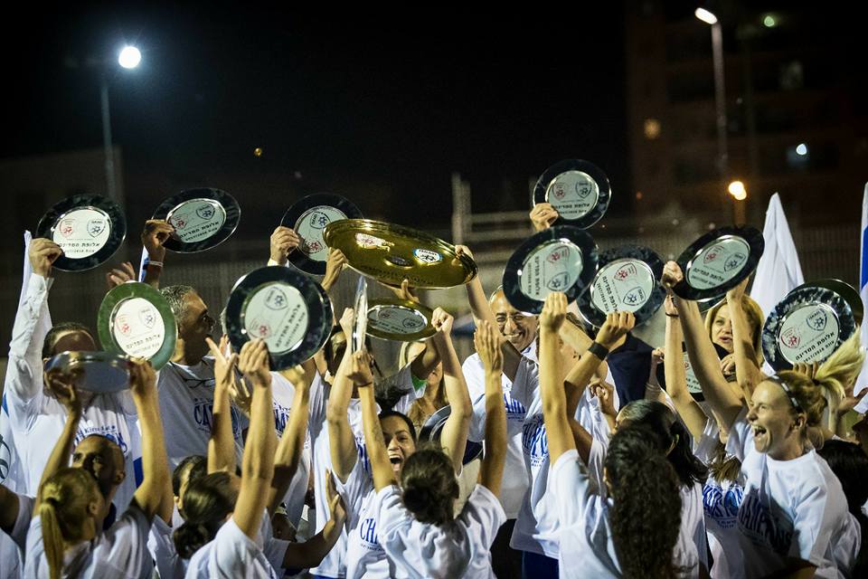 שחקניות מ.ס. קרית גת חוגגות את הזכייה באליפות (ההתאחדות לכדורגל בישראל)