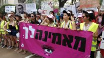 נשים נושאות שלט עם הכתובת: "מאמינה לך". מתוך צעדת השרמוטות. צילום: עמותת כולן