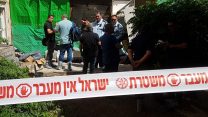 זירת האירוע בו אם ובת נמצאו בדירה בטבריה ללא רוח חיים, 16 במאי 2018. (צילום: דוברות המשטרה)
