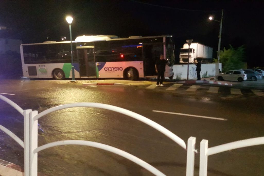 זירת האירוע בו נדקר נהג אוטובוס בעפולה, 2 במאי 2018. (צילום: דוברות מד"א)