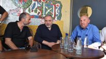 שר הביטחון עם ראש המועצה האזורית גולן ועם ראש מועצת קצרין, 11 במאי 2018. (צילום: אריאל חרמוני, משרד הביטחון)
