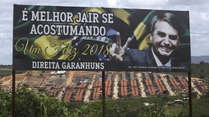 שלט בחירות של נשיא ברזיל המכהן ז'איר בולסונארו (צילום: AP Photo/Eraldo Peres).