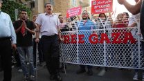 ג׳עפר פארח בהפגנה בחיפה לאחר מעצרו שמהלכו נשבר הברך שלו. 1 ביוני 2018 (צילום: זאהר אבו אלנסר)