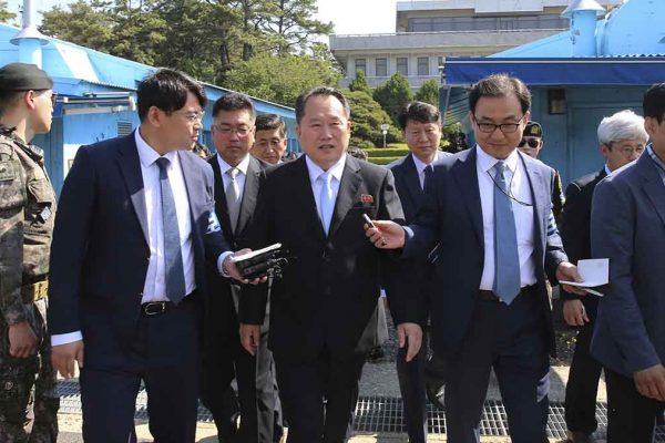 רי סון גוון, הממונה מטעם קוריאה הצפונית על הקשר בין הקוריאות, בדרכו לפגישה עם נציגי קוריאה הדרומית על המשך שיחות הפיוס בפנמונג'ון, 1 ביוני 2018 (Korea Pool via AP)