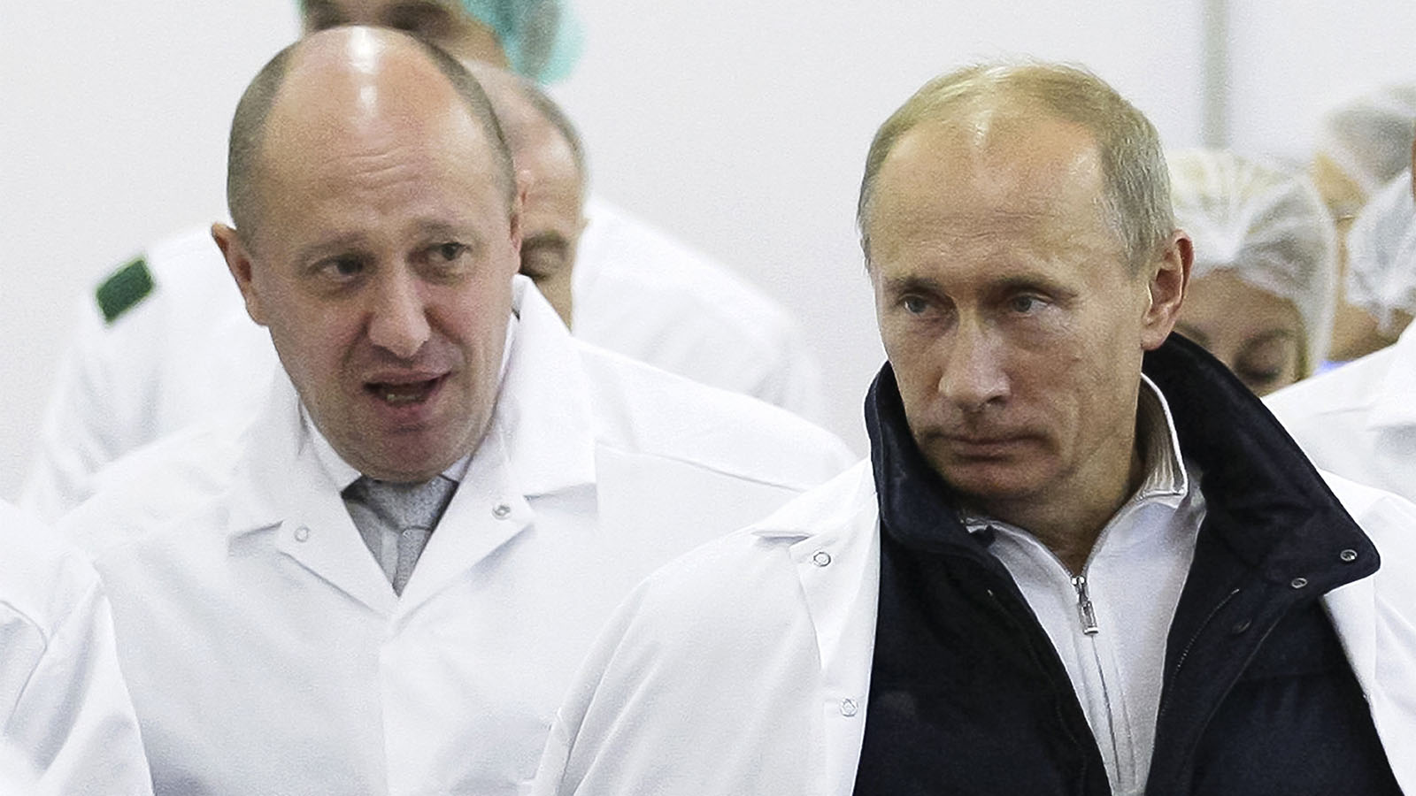 ולדימיר פוטין ויבגני פריגוזין בסיור במפעל של פריגוזין (צילום: Alexei Druzhinin, Sputnik, Kremlin Pool Photo via AP, File),