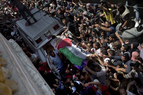 לוויתה של הפרמדיקית רזאן נאג'ר בת ה-21 שנהרגה אתמול במהלך ההפגנות  (AP Photo/Khalil Hamra)