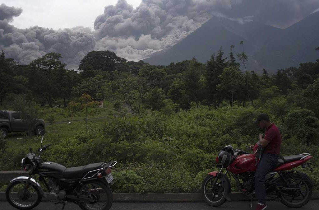 התפרצות הר הגעש בוולקנו דה פוגו, יום ראשון ה-3 ביוני 2018. (AP Photo/Santiago Billy)