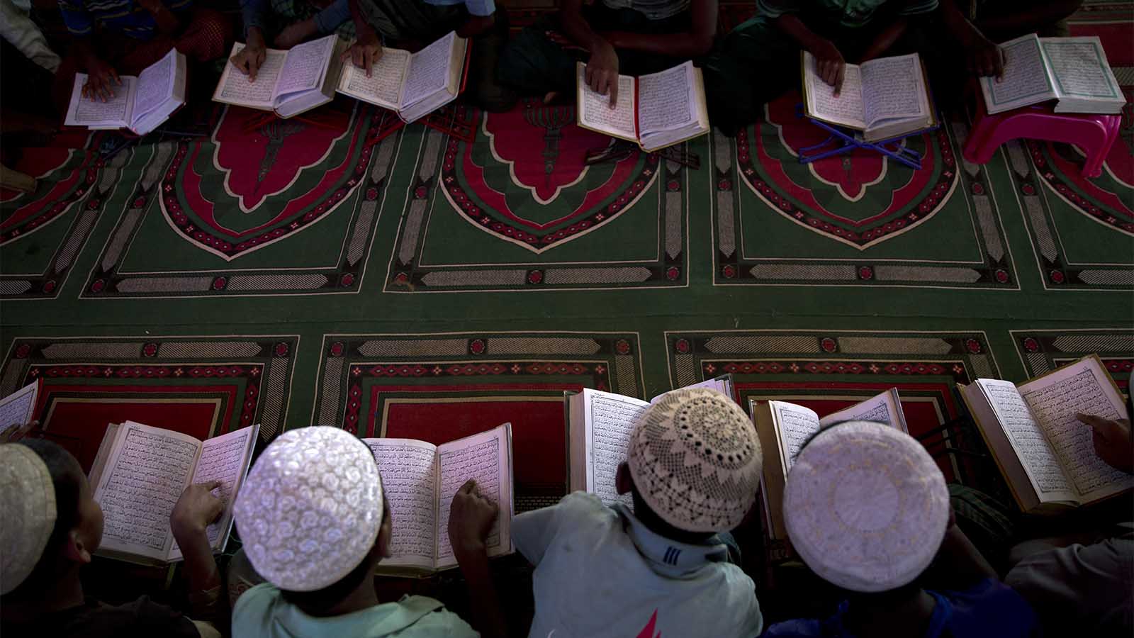 ילדים רוהינגים לומדים את הקוראן במחנה פליטים בבנגלדש (AP Photo/Manish Swarup)