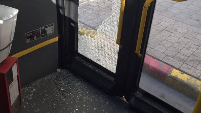 עימות בין נתינים זרים במתחם התחנה המרכזית הישנה בדרום ת״א כתוצאה מיידוי אבנים, נופץ חלון אוטובוס שהיה במקום 5 יוני (קרדיט דוברות המשטרה)