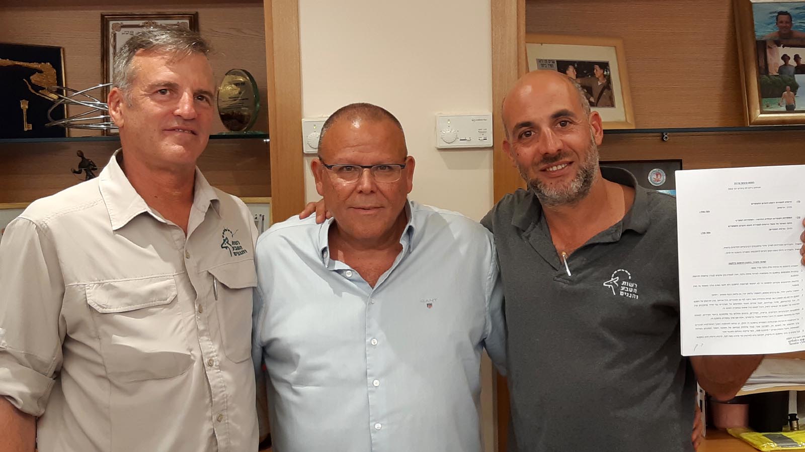 Signing of a collective workers’ agreement for the Nature and Parks Authority, June 2018. Nature and Parks Workers’ Committee Chairman Dudi Keren (right), then Chairman of Histadrut HAMAOF Arnon Bar-David (current Chairman of the Histadrut) and CEO of the Nature and Parks Authority Shaul Goldstein