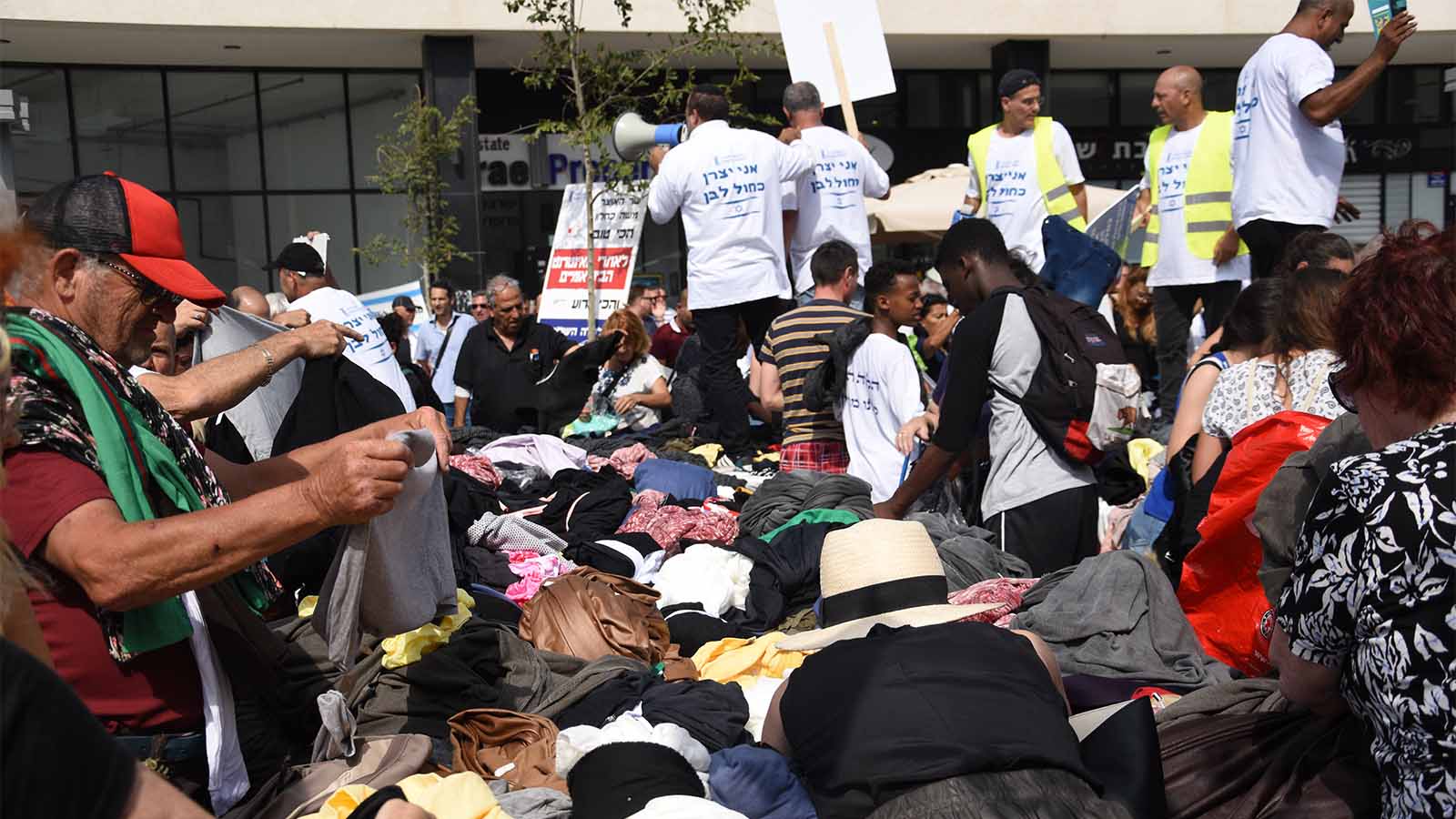 הפגנת התנועה לעידוד האופנה בישראל במחאה על מדיניות האוצר. 7 ביוני (צילום: מור הופרט)