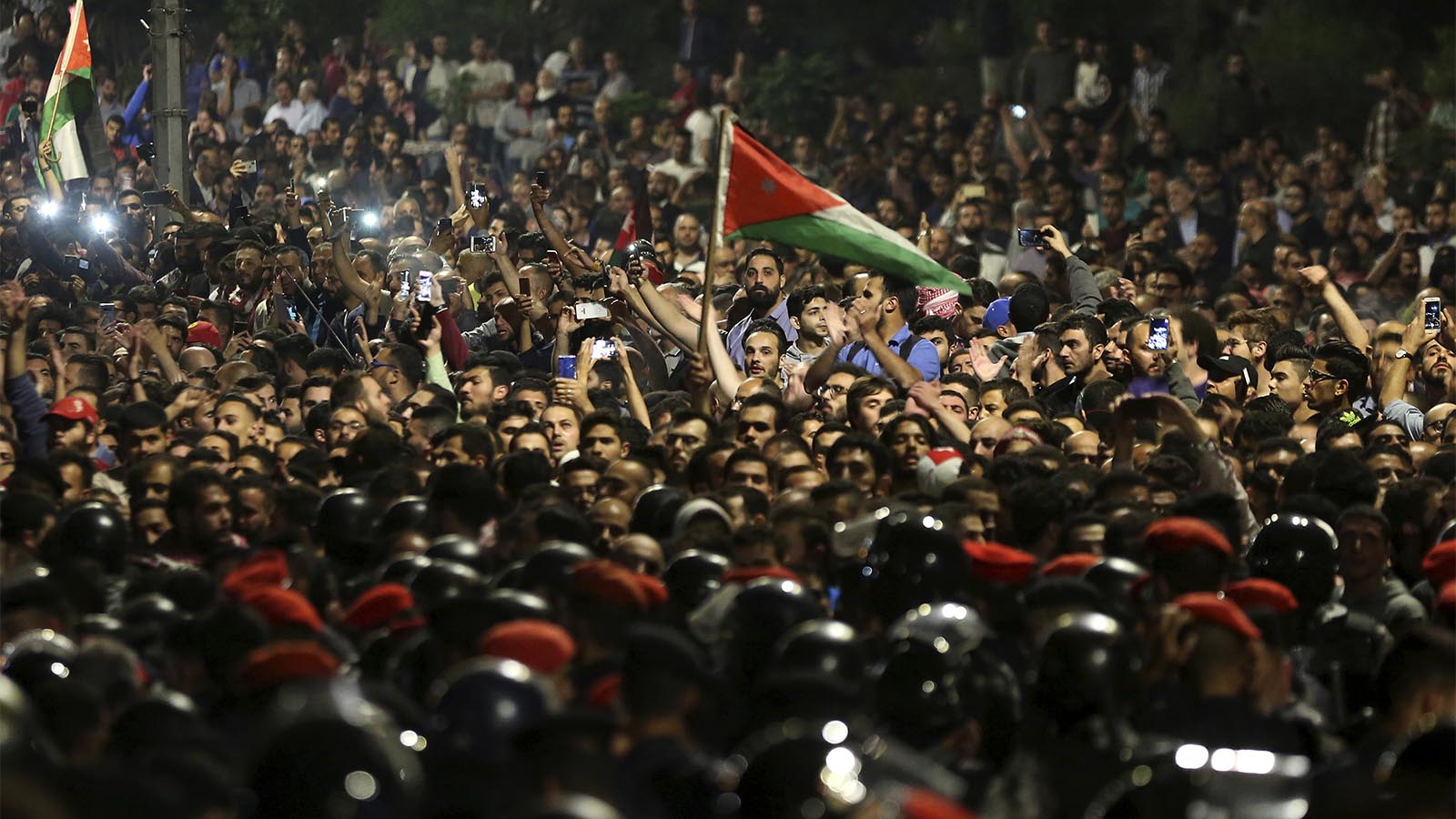 متظاهرون أردنيون خارج مكتب رئيس الحكومة في عمان (تصوير: AP Photo / Raad Adayleh).