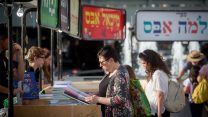 ישראלים בשבוע הספר בכיכר רבין. 6 ביוני 2018 (צילום: מרים אלטשר/ פלאש90)