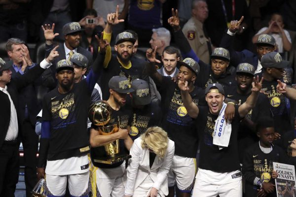 שחקני גולדן סטייט וויריורס חוגגים את אליפות ה-NBA לאחר הניצחון על קליבלנד, יוני 2018. (AP Photo/Carlos Osorio)