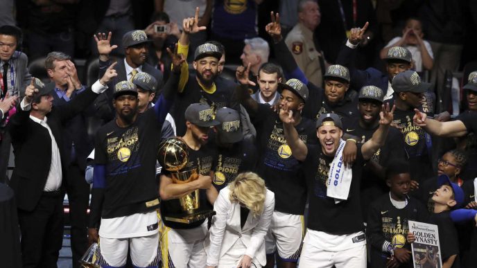 שחקני גולדן סטייט וויריורס חוגגים את אליפות ה-NBA לאחר הניצחון על קליבלנד, יוני 2018. (AP Photo/Carlos Osorio)