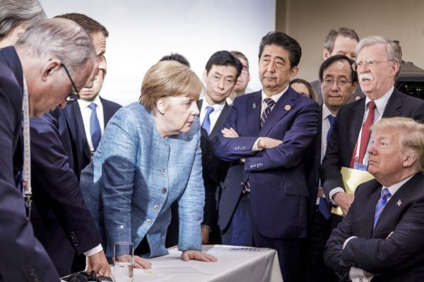 קנצלרית גרמניה אנגלה מרקל ונשיא ארה"ב דונלד טראמפ בוועידת ה-G&, 9 ביוני 2018. (Denzel/German Federal Government via AP)