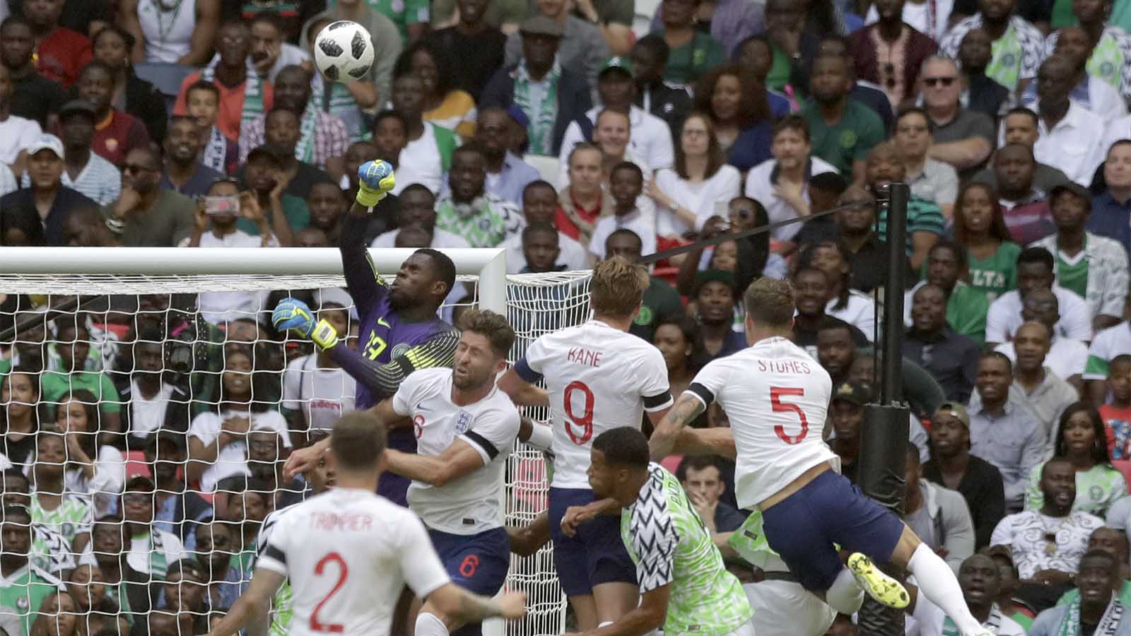 פרנסיס אוזוהו הודף כדור במשחק הידידות בין ניגריה לאנגליה 2 ביוני 2018 (AP Photo/Matt Dunham)