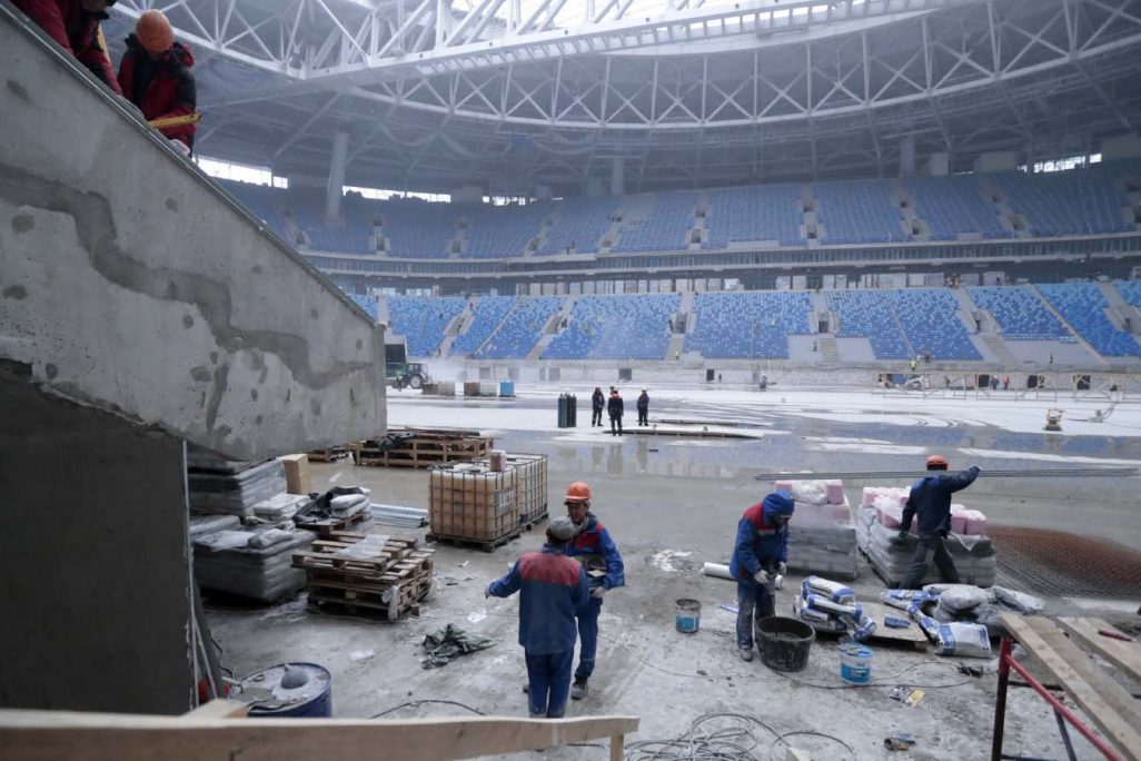 איצטדיון קרסטובסקי הנבנה בסנט פטרבורג שברוסיה לקראת המונדיאל המתקרב. התמונה צולמה בשנת 2016. (AP Photo/Dmitri Lovetsky, file)