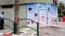 שוטר בזירת הדקירה בעפולה, 11 ליוני 2018 (מאיר וקנין / פלאש90)